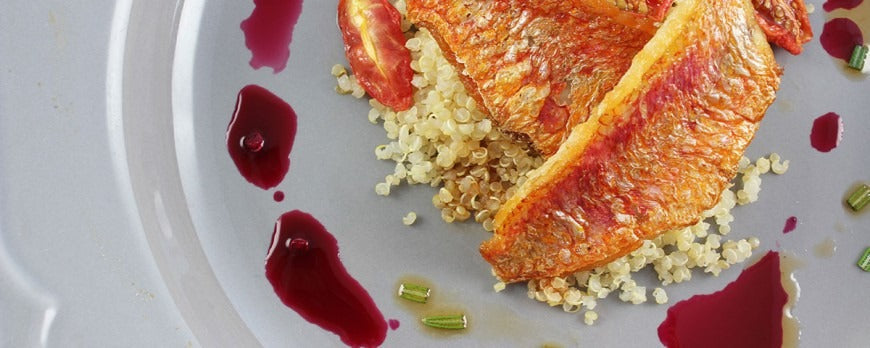 Piatto con Triglia, Quinoa, Rapa rossa e Datterini arrostiti