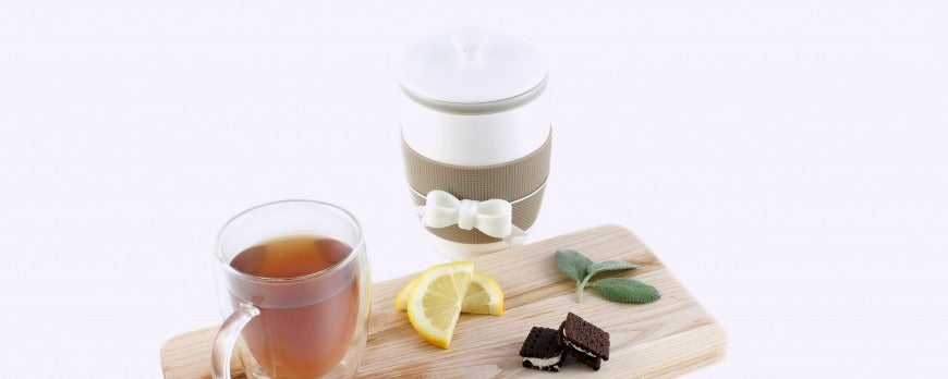 Tisana calda a base di foglie di salvia fresche e acqua bollente in una tazza.