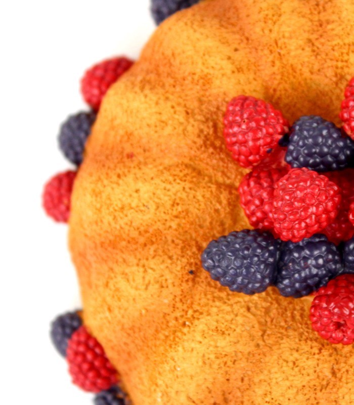 Torta decorata con lamponi
