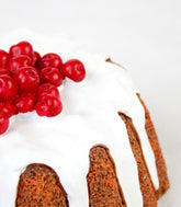 Torta decorata con ribes rossi
