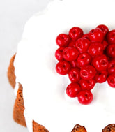Torta decorata con ribes rossi